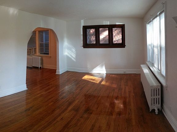 Entry/Living Room