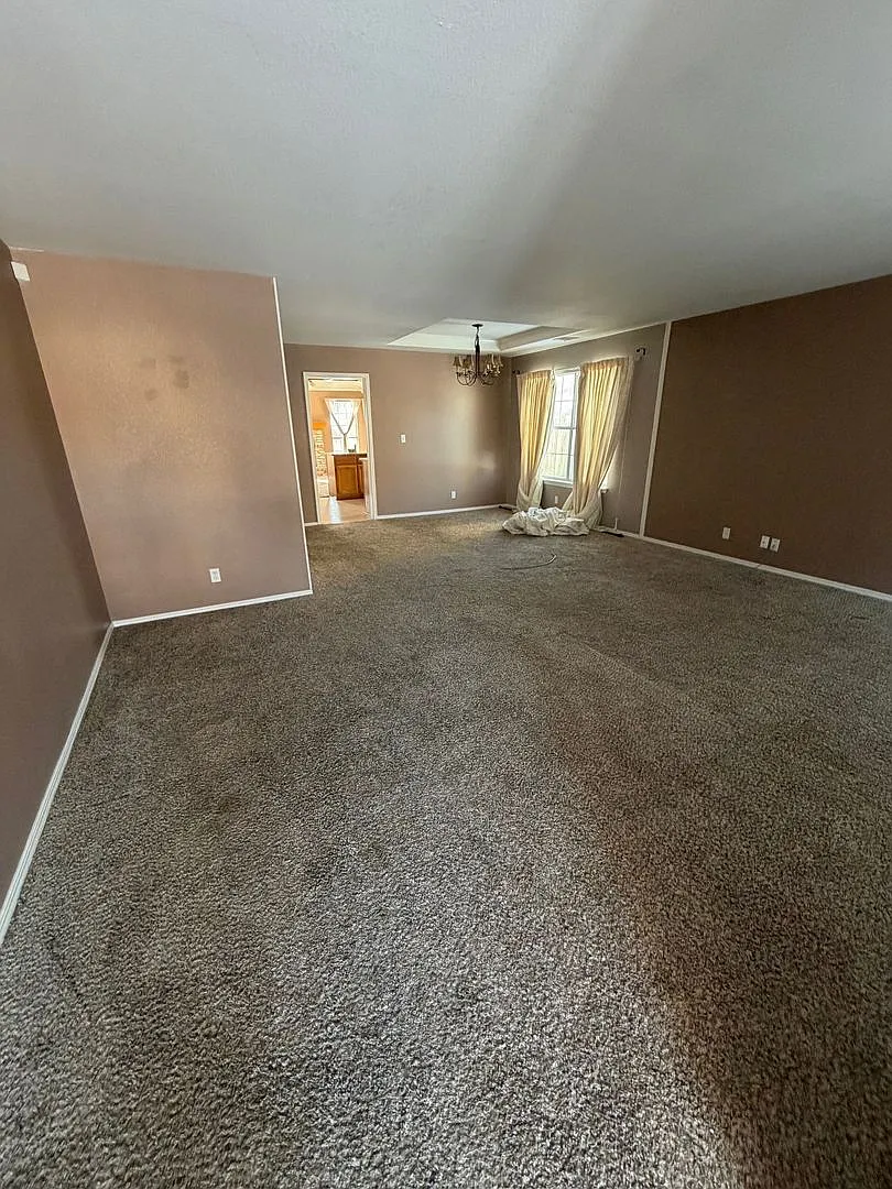 This charming single story 3 bedroom, 2 bath home with the convenience and an unbeatable location. — Photo 2