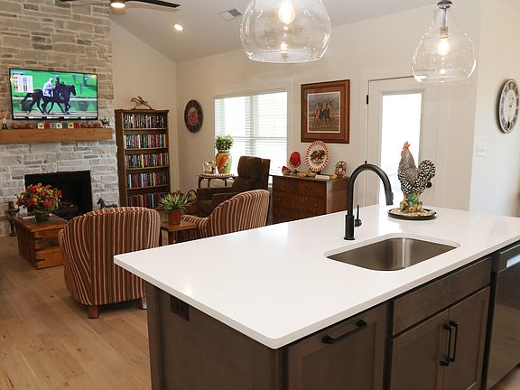 5th image of 1104 Mission Dr
