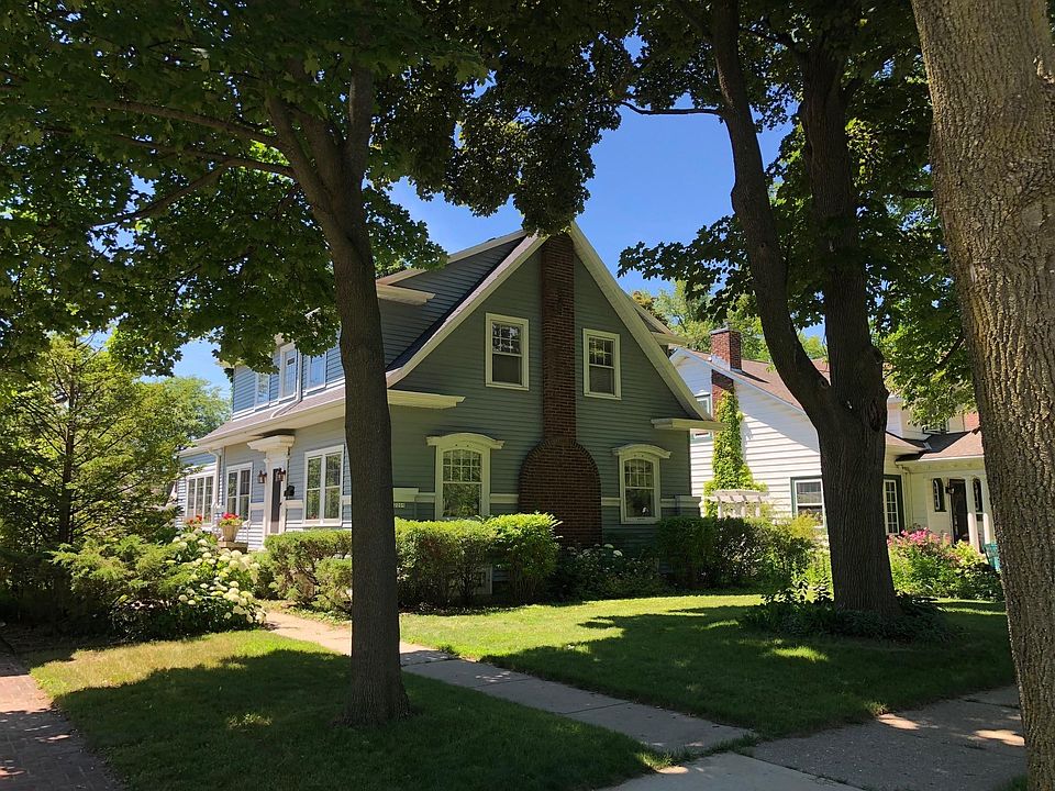 1st image of 2209 E Menlo Blvd