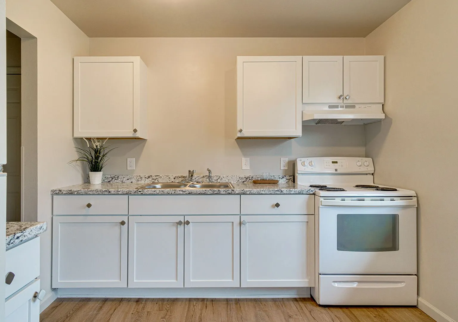 112 Hazelton Apartments — Photo 3