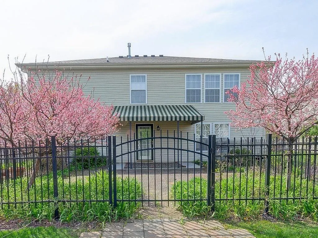 3 bed, 2248 sqft, $2,375 — Photo 2
