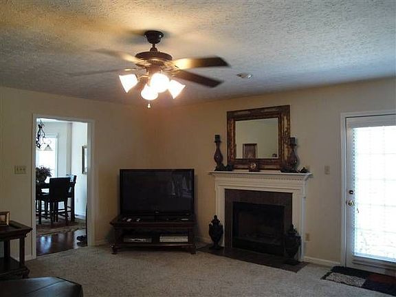 3rd image of 938 Meadowlark Dr