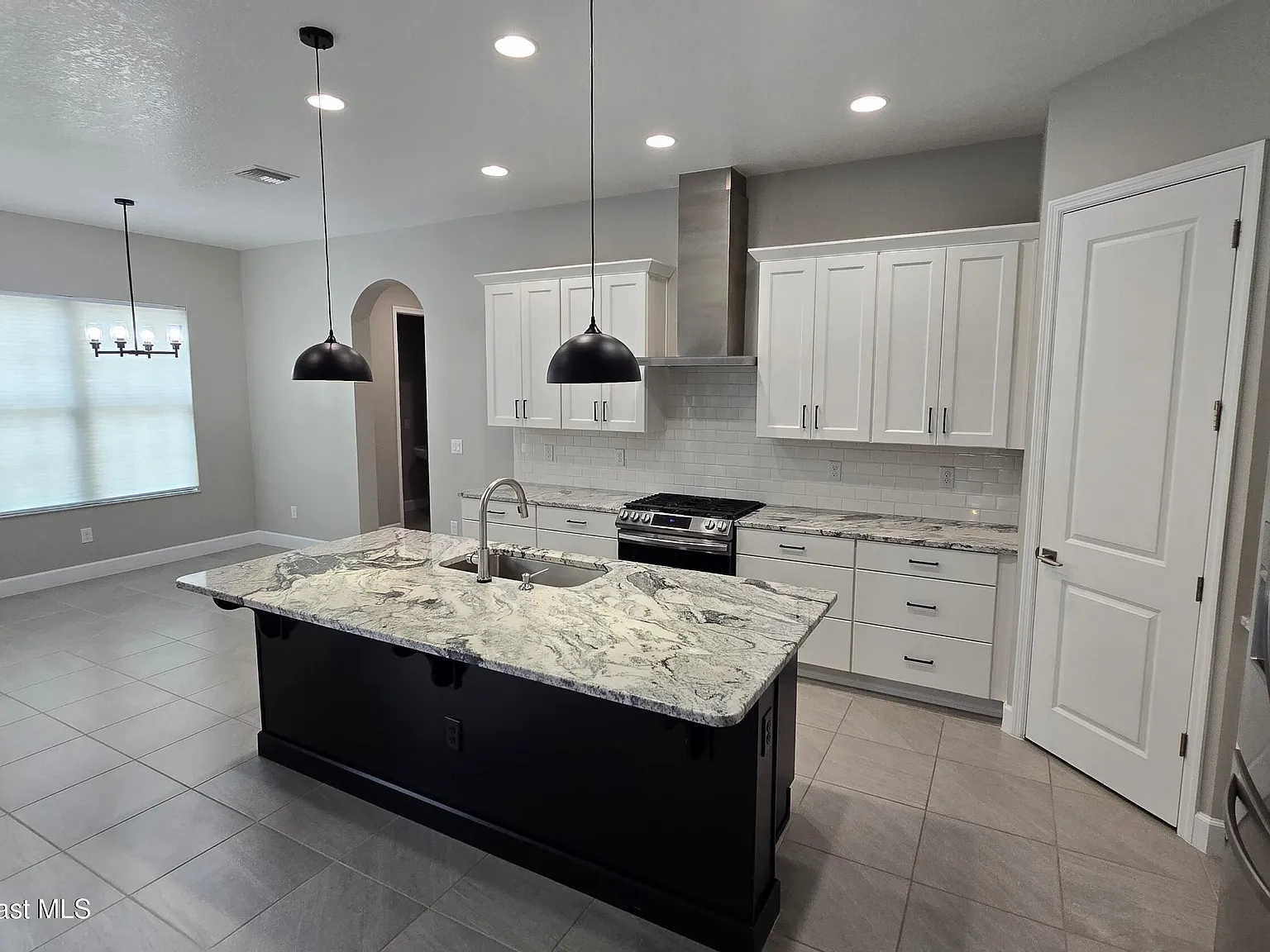 4 bed, 3.5 bath, 2302 sqft, $3,600 — Photo 3