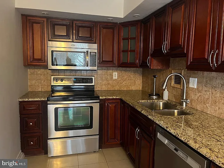 105 Montrose Ave #105 — Photo 7