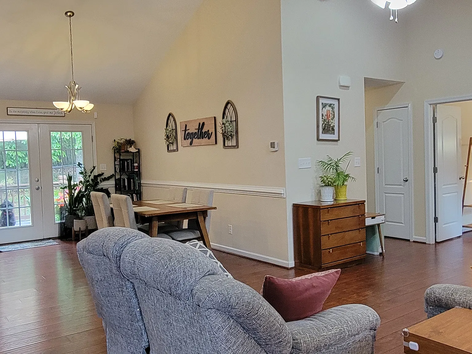 3 bed, 1400 sqft, $2,200 — Photo 2