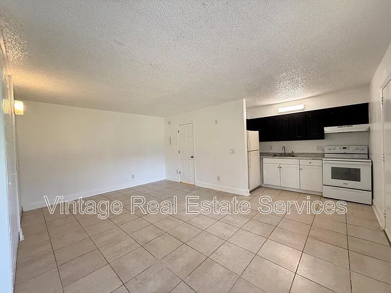 Whitehall Garden Apartments — Photo 10