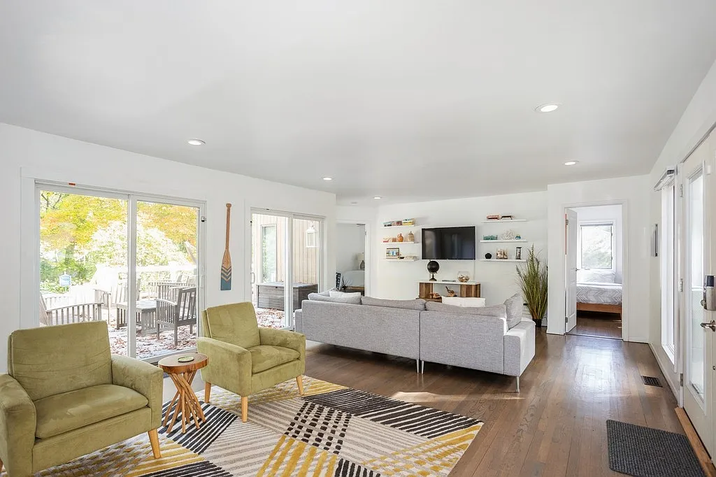 Bright Beach Bungalow Super Close to Bay! — Photo 4