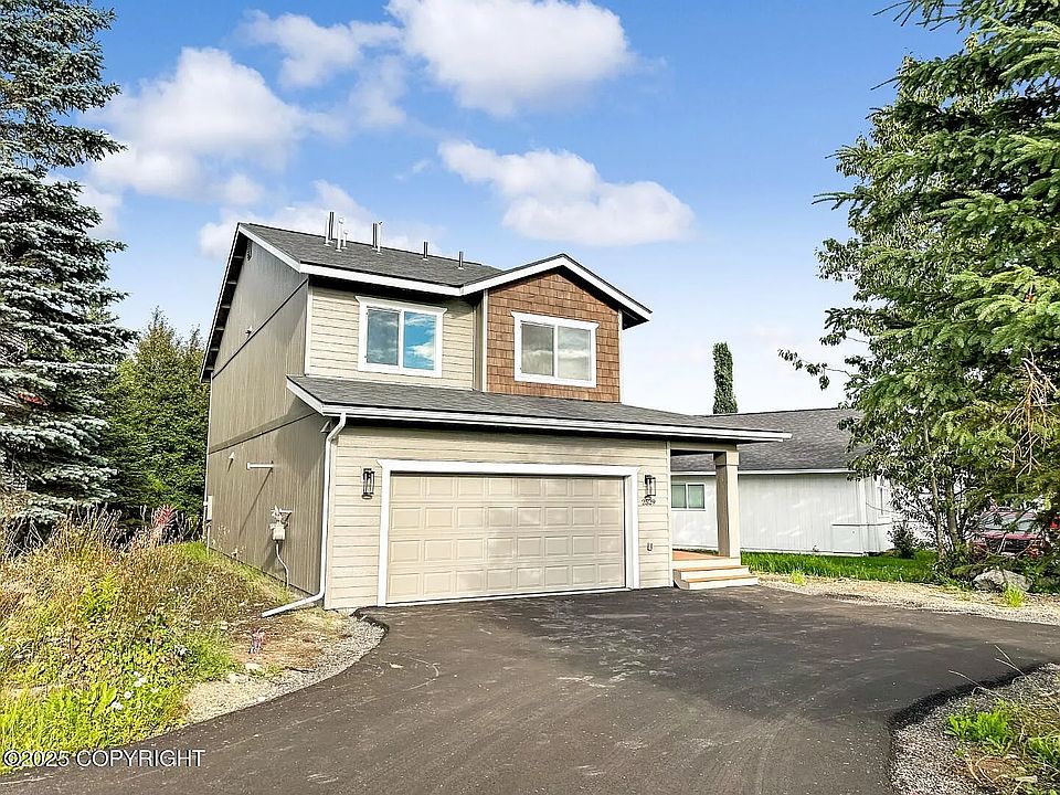Driveway & facade of the house