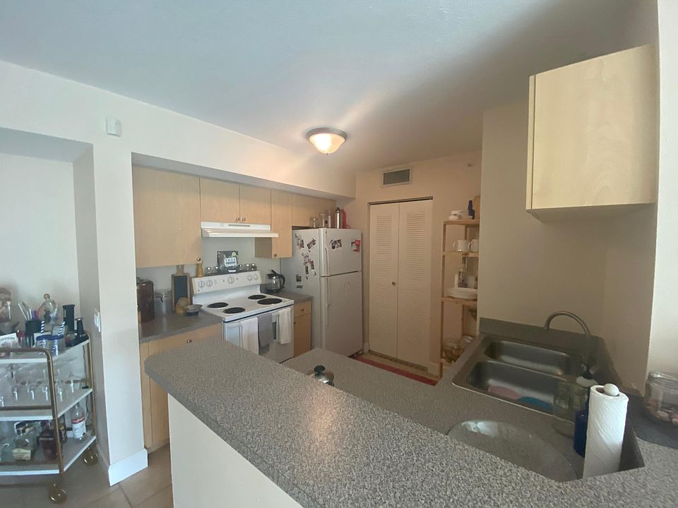 2nd image of 711 Villa Cir