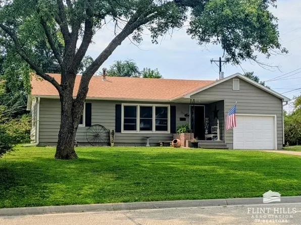 1811 7th St, Clay Center, KS 67432
