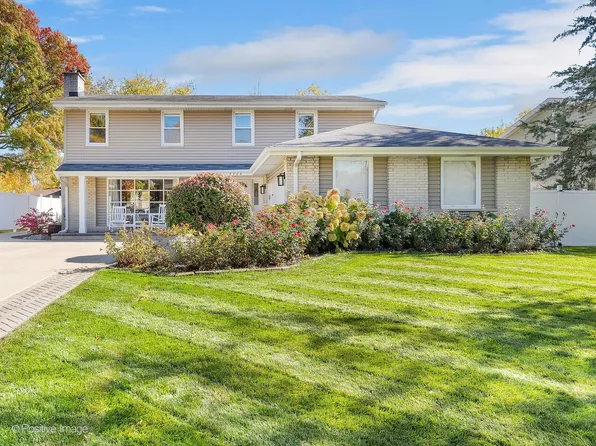 7725 Queens Ct, Downers Grove, IL 60516