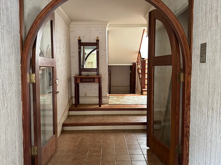 Shared Entrance to upstairs apartment