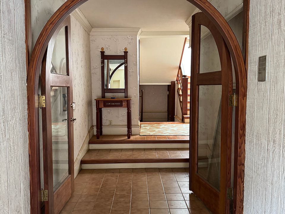 Shared Entrance to upstairs apartment