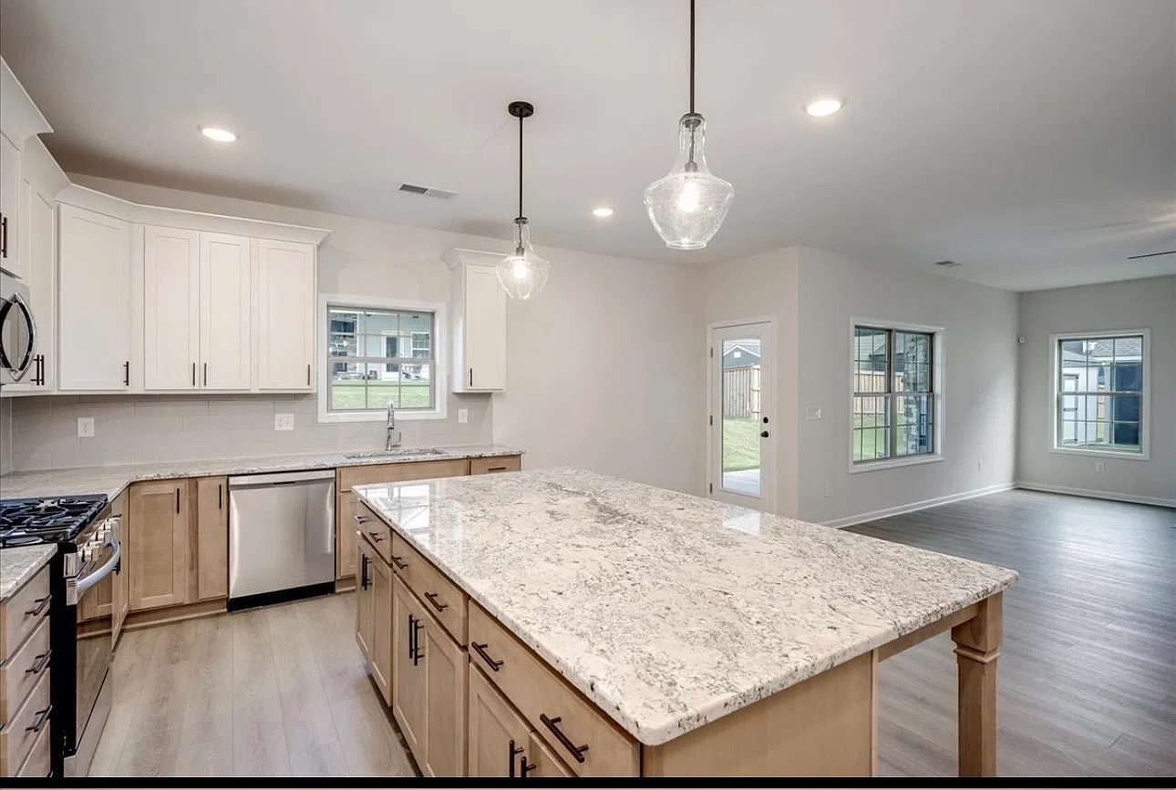 5 bed, 3696 sqft, $3,100 — Photo 3