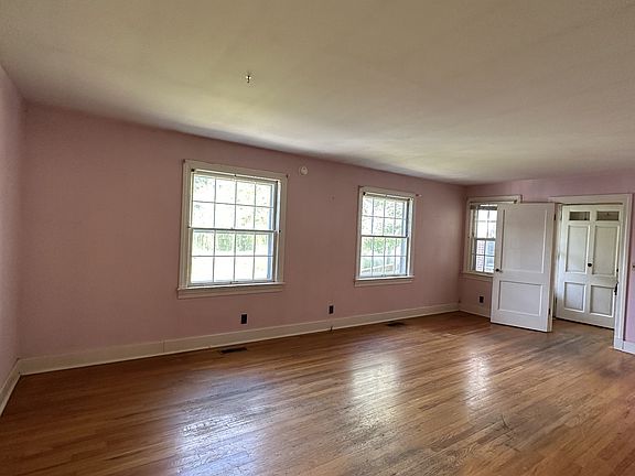 4th image of 114 Charlotte Dr