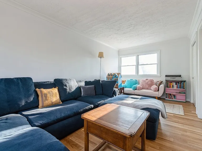122 Pembroke Dr — Photo 16