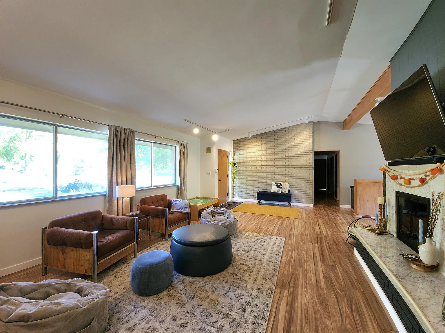 4 bed, 2.0 bath, 1735 sqft, $2,300 — Photo 3