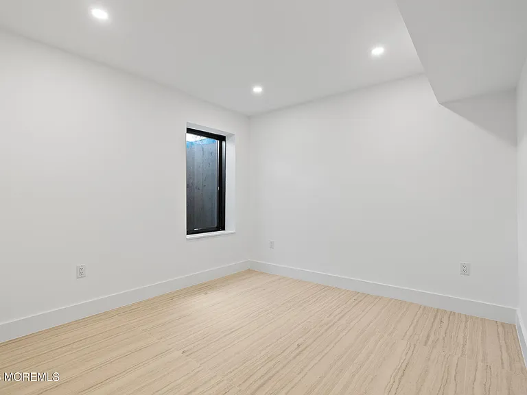 150 Ampere Ave — Photo 52