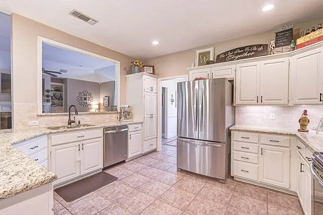 405 Crown Colony Dr — Photo 3