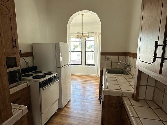 5th image of 1139 Broadway St #302