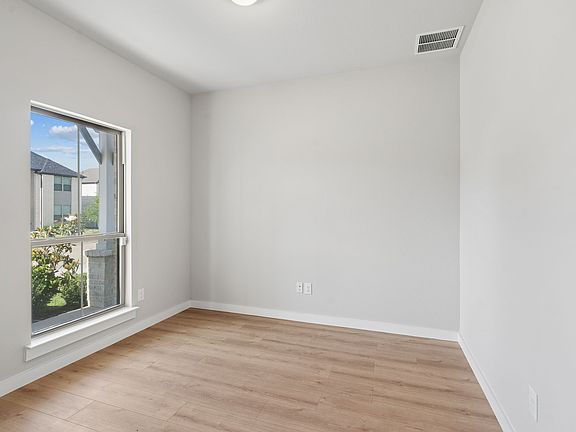2nd image of 1826 Balfour Bnd