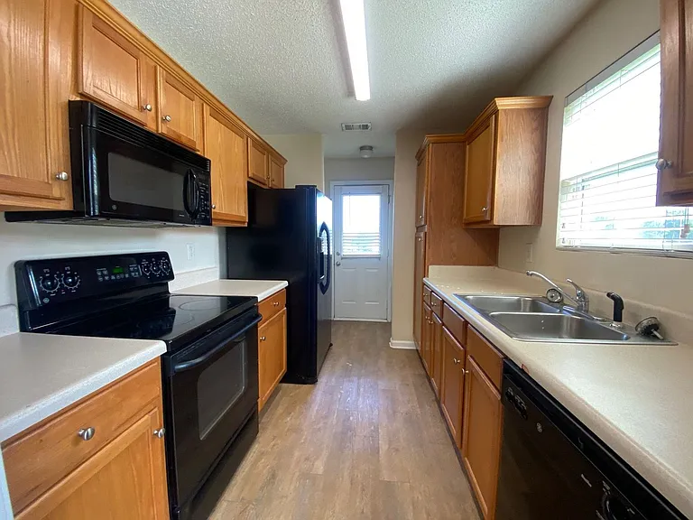 361 Bridgewater Cir — Photo 3