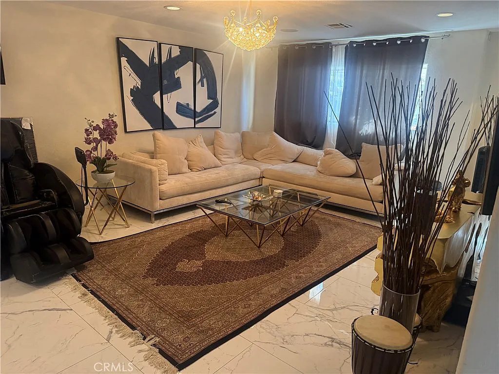 5 bed, 3182 sqft, $9,300 — Photo 4