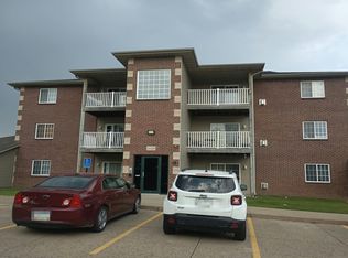 4120 100th St APT 10, Urbandale, IA 50322