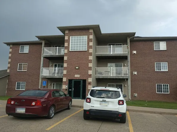 4120 100th St APT 10, Urbandale, IA 50322
