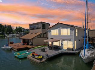 160 N Tomahawk Island Dr, Portland, OR