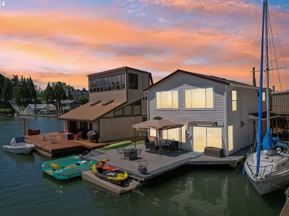 160 N Tomahawk Island Dr, Portland, OR 97217