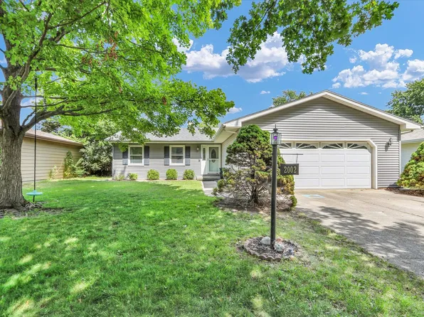 2002 Bittersweet Dr, Champaign, IL 61821