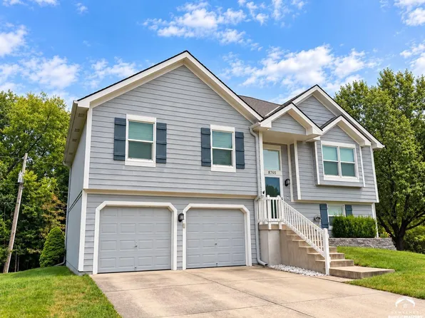 8765 Thompson Dr, De Soto, KS 66018
