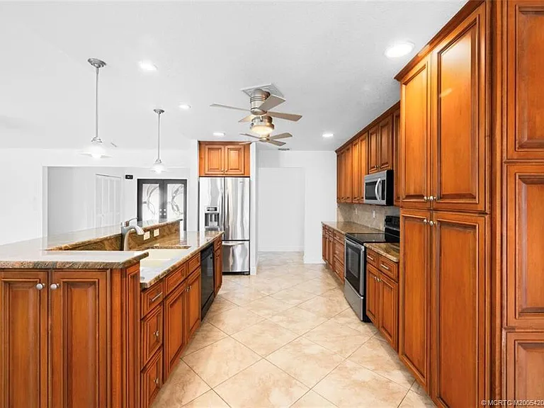 3074 NE Loquat Ln — Photo 8
