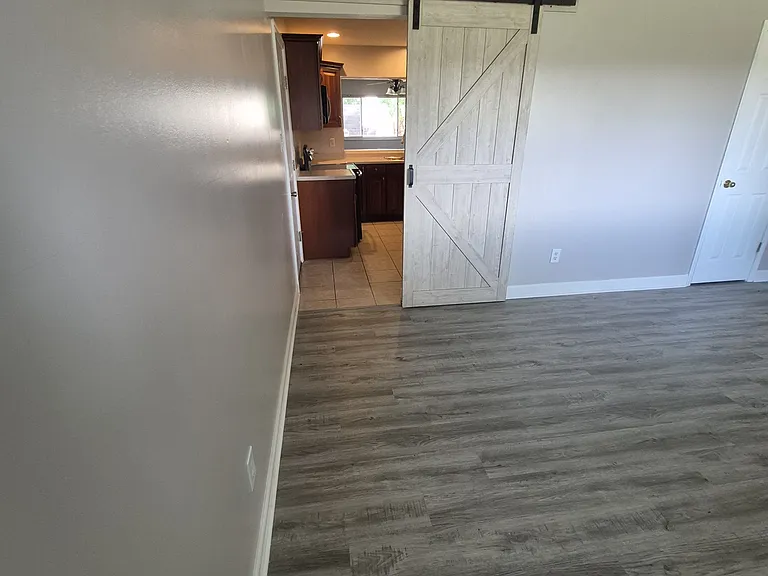 1704 Hawthorne Dr — Photo 5