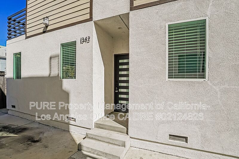 1st image of 1342 N Kenmore Ave