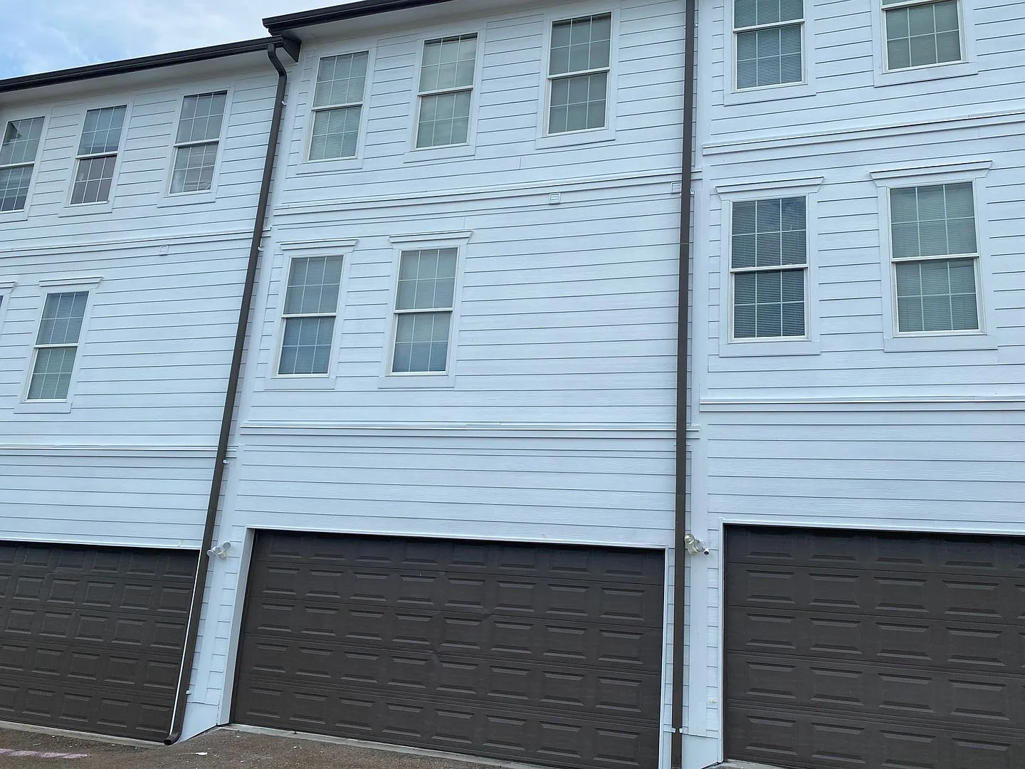 3BD/3BA Available for early August Move In — Photo 2