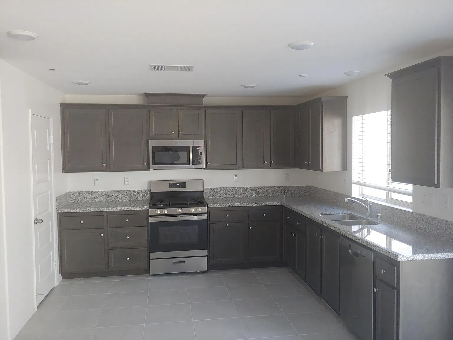 4 bed, 2288 sqft, $3,200 — Photo 4