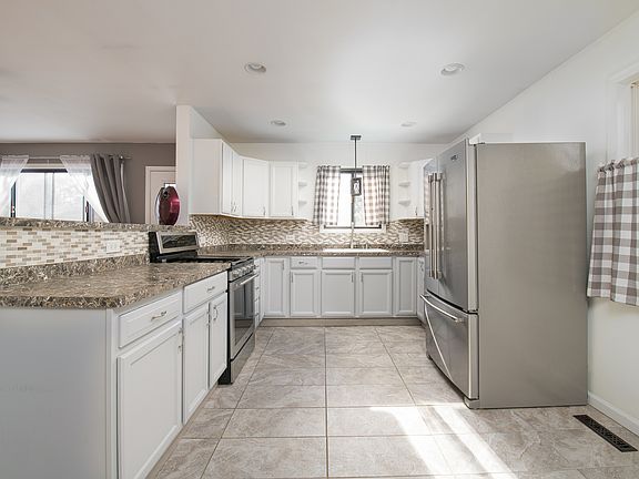4th image of 24860 Forest Dr