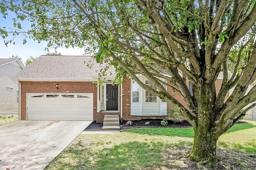 3 bed, 2.0 bath, 1659 sqft, $2,370 — Photo 1