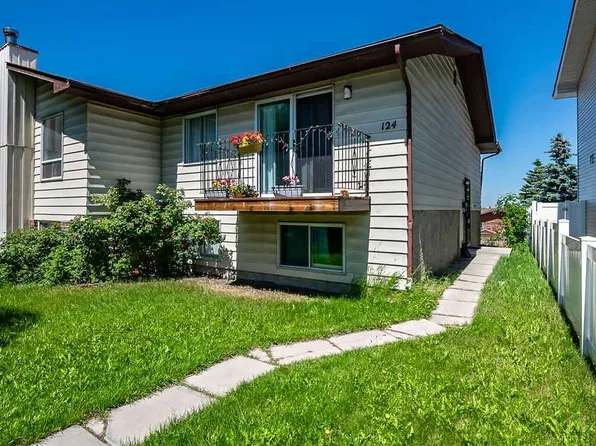 124 SW Bergen Rd NW, Calgary, AB T3K 1H9