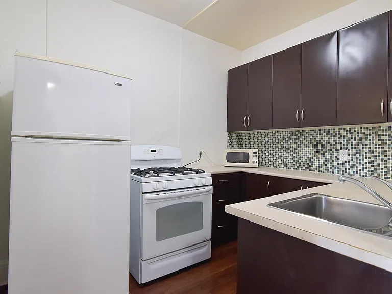 935 Jervis St #8 — Photo 7