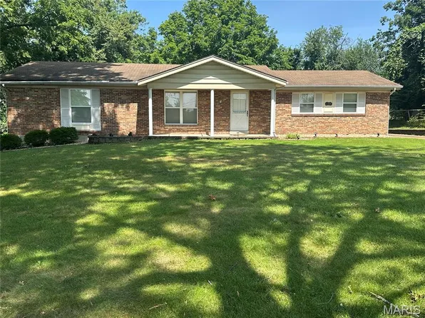 9835 E Watson Rd, Saint Louis, MO 63126