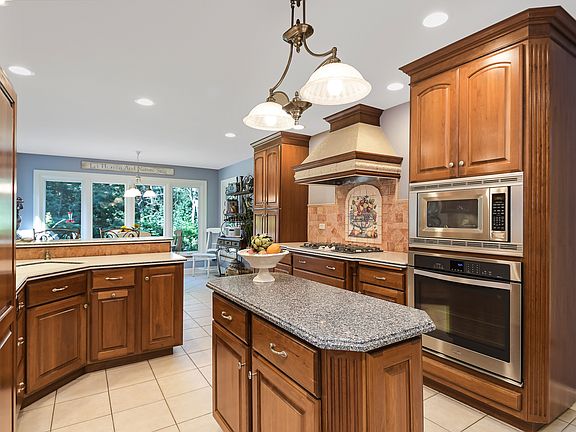 4th image of 908 Burr Oak Ct