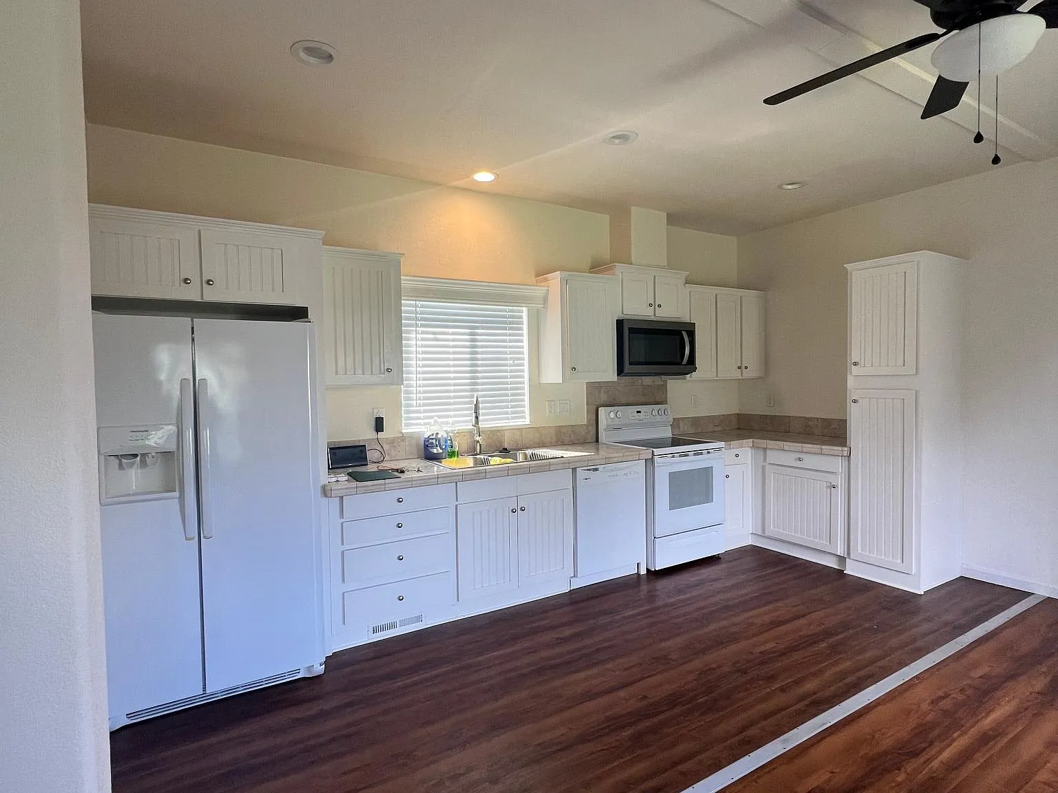 2 bed, 656 sqft, $3,000 — Photo 3