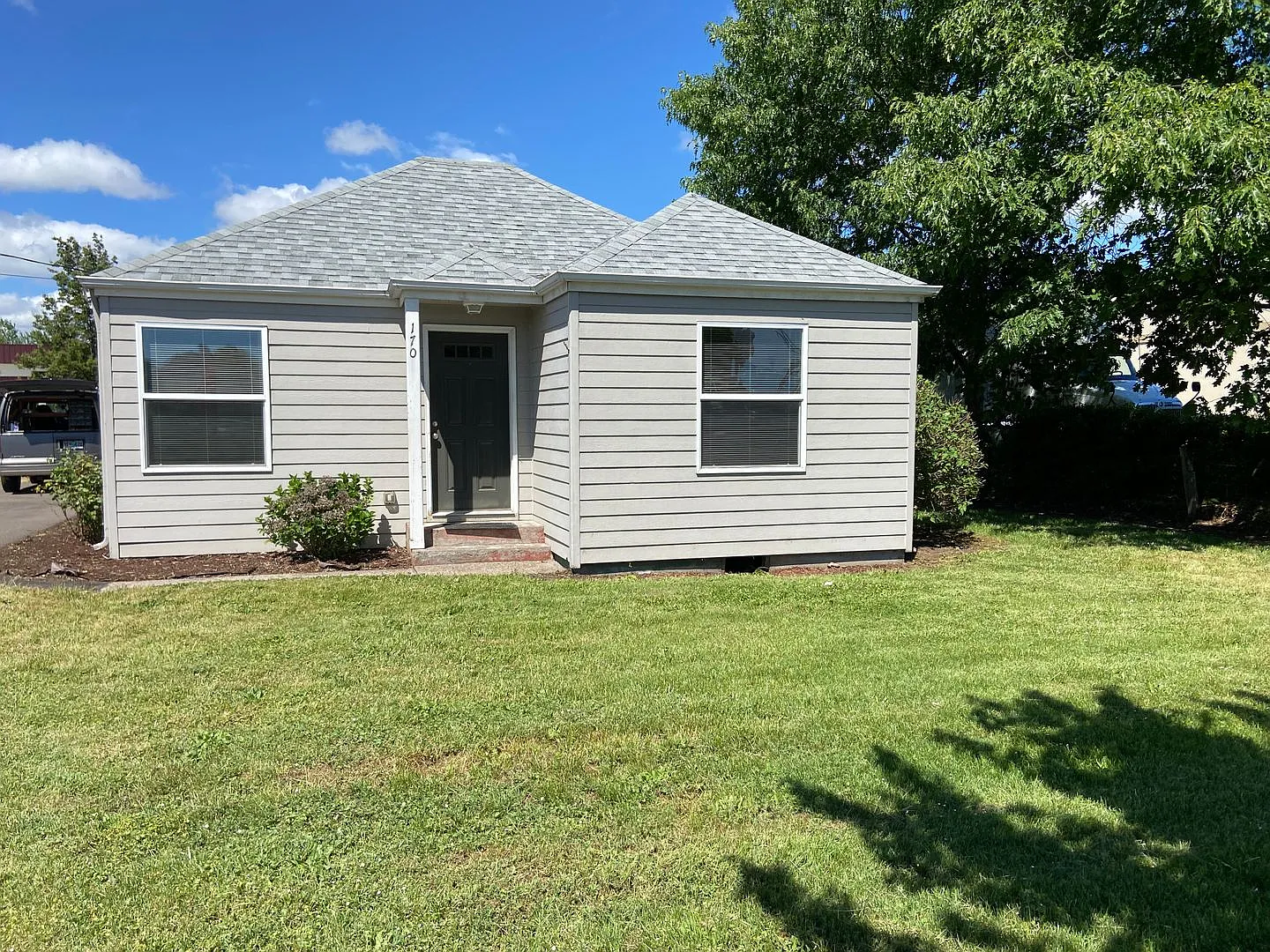 Beautifully Remodeled Springfield Cottage — Photo 1
