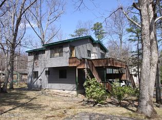 445 Yorke Ct, Bushkill, PA 18324