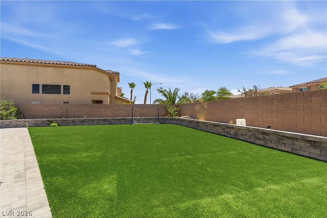 4 bed, 2.5 bath, 2460 sqft, $2,500 — Photo 4