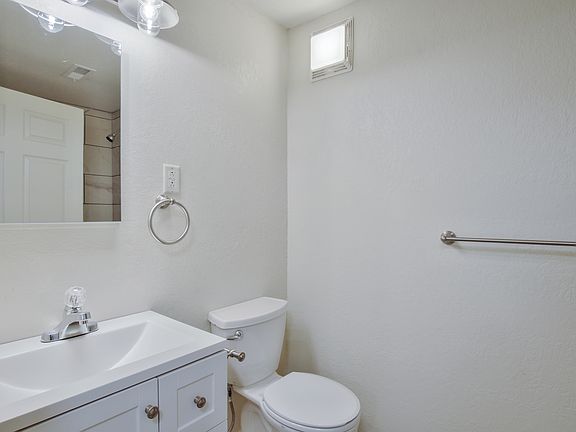 5th image of 724 Laramie St APT 3